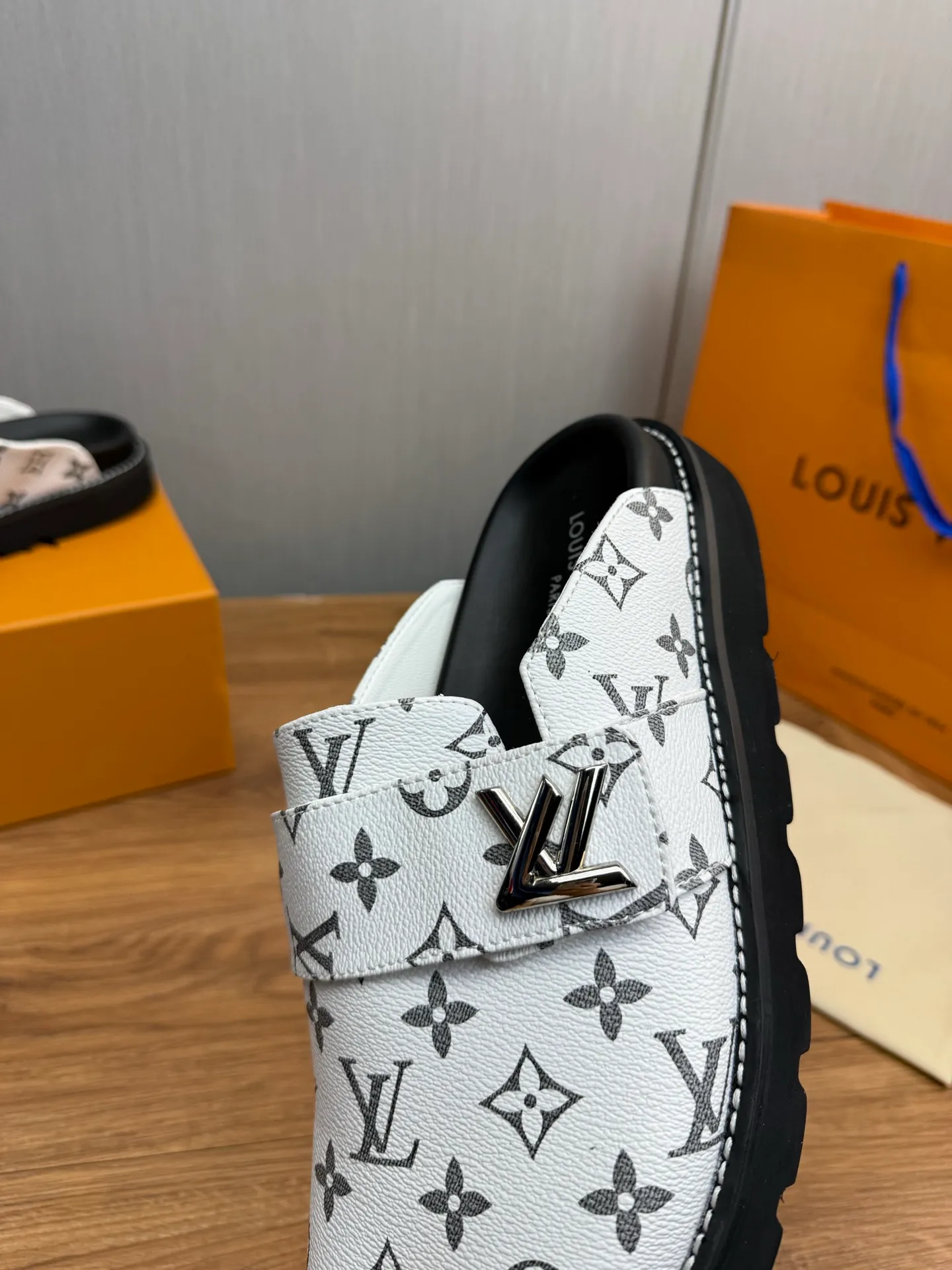 Men's shoes 💰420💰 Lv. hot selling men's slippers 🔥 🩴Official website one to one production 38-45 sizes 45 46 🉑️Customized!
